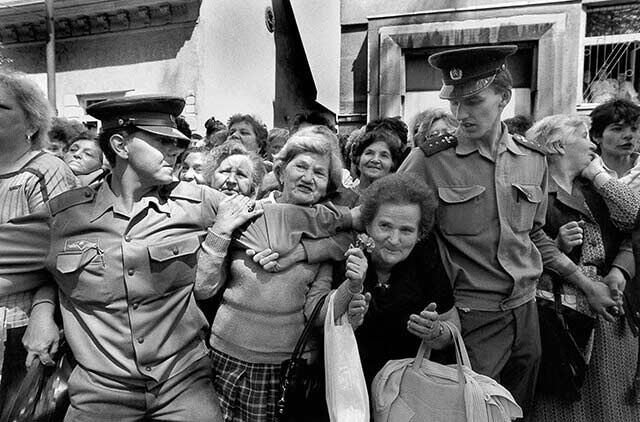 Slovensko, 16. květen 1990 - Ružomberok - Občané očekávající průjezd prezidentské kolony