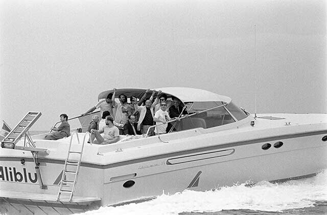 Itálie, 23. září 1990 - Capri - V. Havel s přáteli a spisovatelem Umbertem Ecem při projížďce motorovým člunem