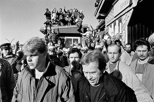 Krkonoše, 17. březen 1990 - Špindlerova chata - V. Havel odchází z přátelského setkání s L. Wałęsou na česko-polské hranici