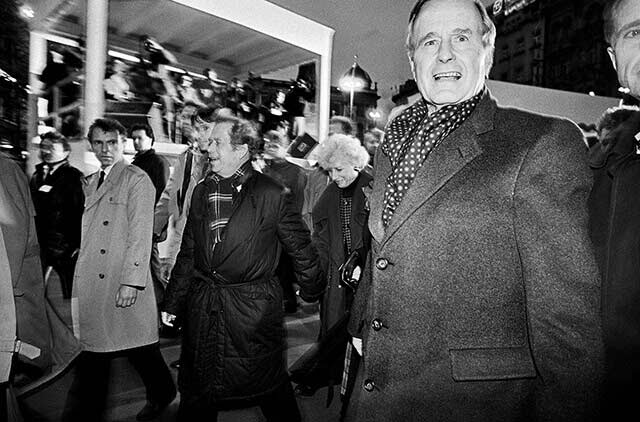 Praha, 17. listopad 1990 - Václavské náměstí - V. Havel s manželkou Olgou a s prezidentem USA Georgem Bushem procházejí Václavským náměstím v den prvního výročí Sametové revoluce